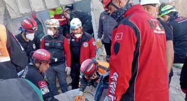 Kartepe Belediyesi ekipleri, Gebze'deki arama-kurtarma çalışmalarına katıldı