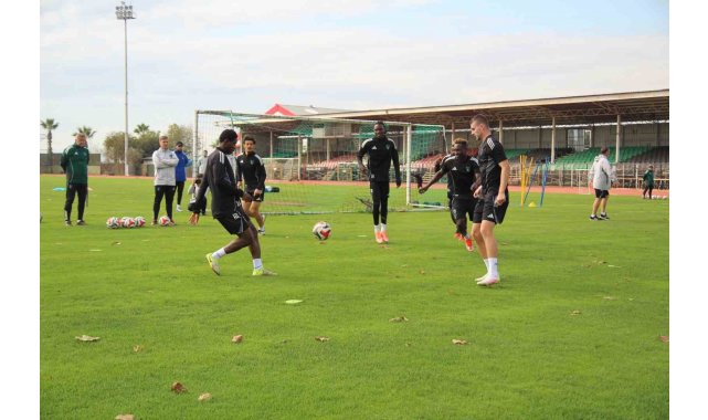 Kocaelispor'un başarılı futbolcusu Joseph Nonge: "Hocamız nerede isterse oynarım"
