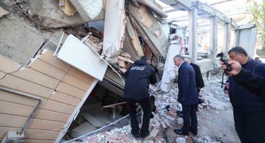 300 metre yarıçapındaki tüm binalarda ve zeminde detaylı ölçümler yapılıyor