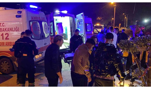 Kocaeli'de bisikletliye çarpmamak için manevra yapan otomobil direğe çarptı: 5 yaralı