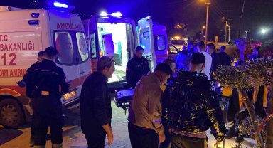 Kocaeli'de bisikletliye çarpmamak için manevra yapan otomobil direğe çarptı: 5 yaralı