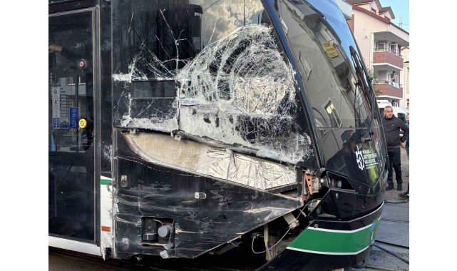 Kocaeli'de çöp kamyonu tramvaya çarptı: 3 yaralı