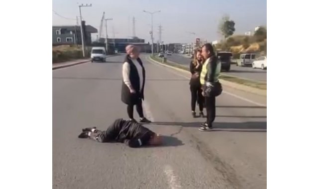 Kocaeli'de otomobil yayalara çarpıp refüje çıktı: 1'i ağır 2 yaralı