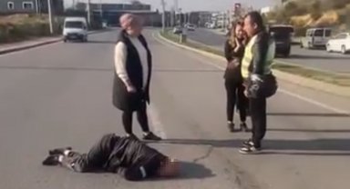 Kocaeli'de otomobil yayalara çarpıp refüje çıktı: 1'i ağır 2 yaralı