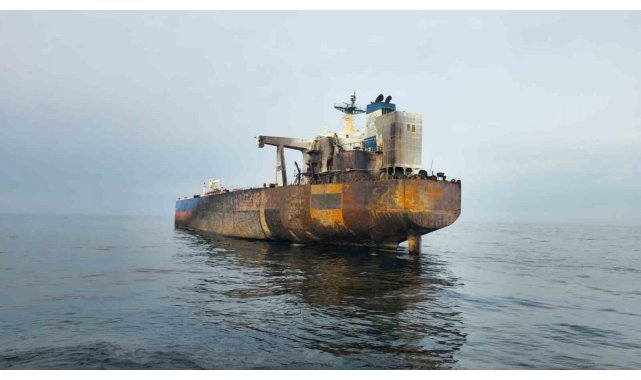 Vurulan tanker KAIROS'ta sızıntı tespit edildi