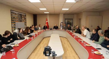 Büyükgöz, yıkım kararı alınan binanın mülk sahipleriyle bir araya geldi