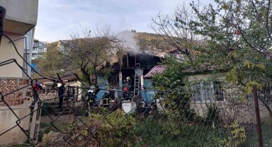 Çakmağı doldururken hem kendini hem de evi yaktı