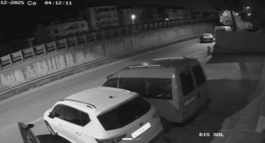 İterek çaldıkları otomobile "kontak" ararken yakalandılar