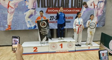 Kartepe Belediyespor karatecileri Sakarya'dan 9 madalyayla döndü