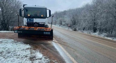 Kocaeli'de yoğun kar yağışı: Ekipler yolları açık tutmak için çalışıyor