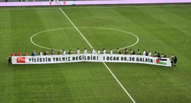 Kocaelispor-Erzurumspor maçında takımlar sahaya Filistin pankartıyla çıktı