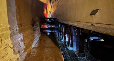 Otomobil, duvarla tır arasında sıkıştı: TEM'de ulaşım aksadı