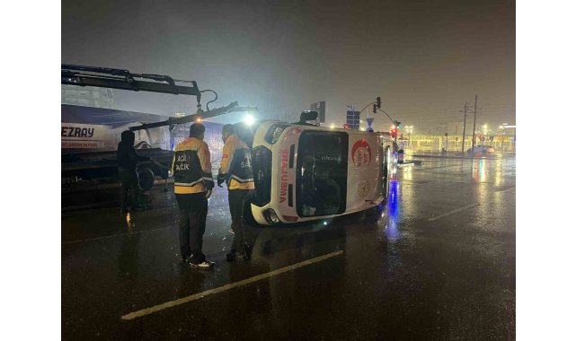 Panelvan ile çarpışan ambulans devrildi: 6 yaralı