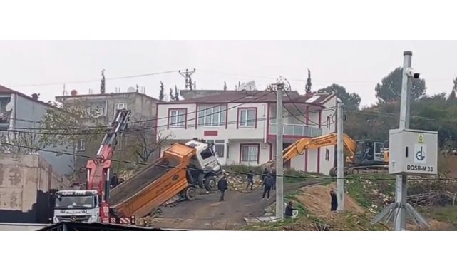 Yük boşaltan kamyon askıda kaldı