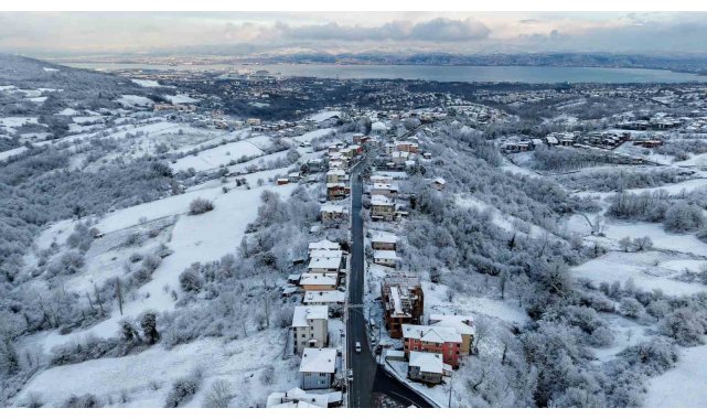 Başiskele'de karla mücadele çalışmaları sürüyor