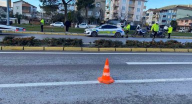 Çevirmeden kaçan motosikletli trafik polisine çarptı