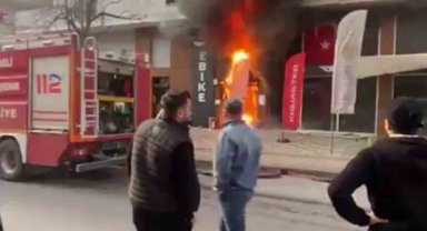 Dükkan önünde başlayan yangın akülerin patlamasıyla büyüdü