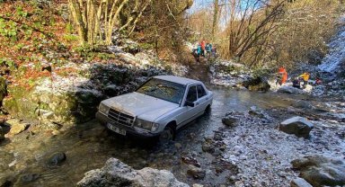 Karlı havada atletli bir adam, dere yatağında otomobilden 10 metre uzaklıkta ölü bulundu
