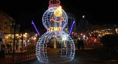 Kocaeli 2026'ya coşkuyla girdi: Sokaklar ışıltı ve neşeyle doldu