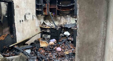 Kocaeli'yi fırtına vurdu: Evlerin çatıları uçtu, vatandaş tenteyle birlikte savruldu