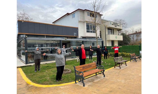 +60 Yaş Kulübü'nde spor ve zihinsel egzersiz bir arada