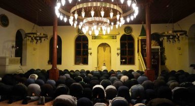 700 yıllık camide ilk teravih namazı kılındı