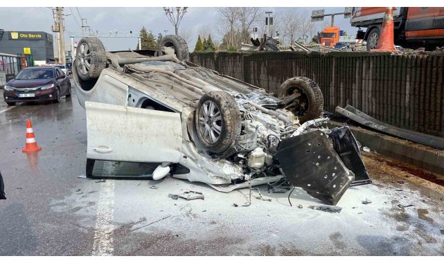 Aynı yerde 5 saat arayla ikinci kaza: Otomobil yan yola düşüp ters döndü, 2 kişi yaralandı