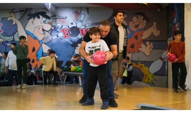 Baba oğul bowling turnuvası renkli anlara sahne oldu