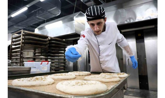 Belediyenin ürettiği 300 gramlık ramazan pidesi 20 liradan satışta