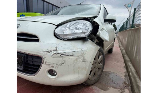 Çarptığı araca levye ile saldırdı, giderken ışıklı çiçek buketi bıraktı