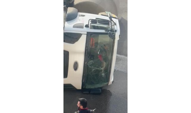 Devrilen beton mikserinin içinde mahsur kalan sürücü balyozla kendini kurtardı