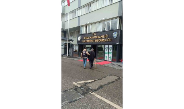 Dolandırıcılıktan aranıyordu, emniyete bastonuyla götürüldü