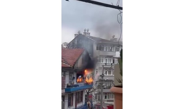 Evde çıkan yangında elektrik kabloları patladı