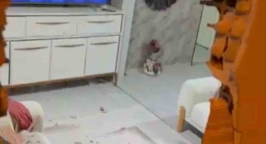 Evinde otururken, kamyonetin çarptığı duvarın altında kalarak yaralandı