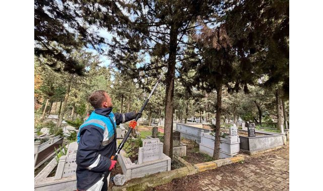 Gebze'de bayram öncesi mezarlıklarda bakım çalışmaları hızlandı