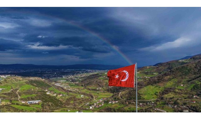 Gökkuşağı ve Türk bayrağı aynı karede buluştu