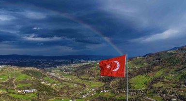 Gökkuşağı ve Türk bayrağı aynı karede buluştu