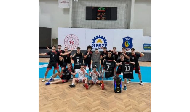 Gölcük Belediyespor genç erkek voleybol takımı üst üste 3. kez şampiyon