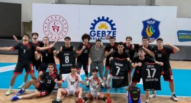 Gölcük Belediyespor genç erkek voleybol takımı üst üste 3. kez şampiyon