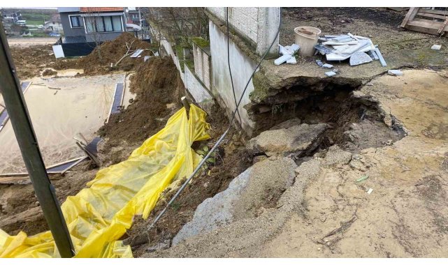 İnşaat kazısında toprak kaydı, yolun bir bölümü çöktü