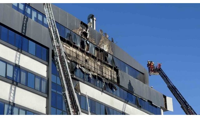 İş merkezinin dış cephesinde yangın çıktı