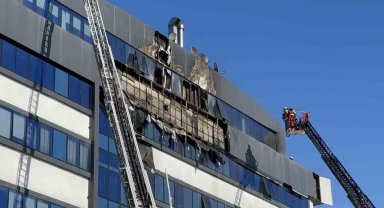 İş merkezinin dış cephesinde yangın çıktı