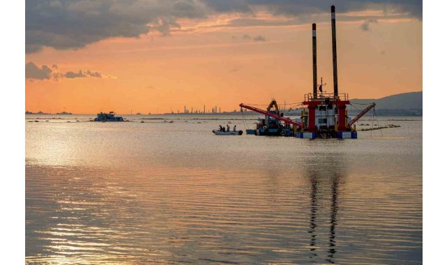 İzmit Körfezi'nden 1 milyon 750 bin metreküp dip çamuru temizlendi