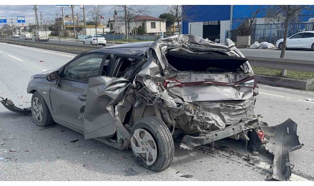 Kamyonun çarptığı otomobil adeta preslendi: 1 yaralı