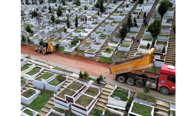 Kocaeli Kent Mezarlığı'nda su hattı yenileme çalışması
