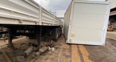 Kocaeli'de konteyner ile tır dorsesi arasında sıkışan işçi yaralandı