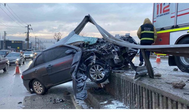 Kocaeli'de korkutan kaza: Otomobil bariyerlere ok gibi saplandı