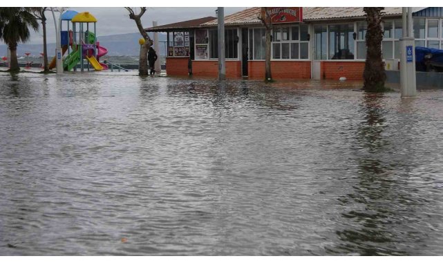 Kocaeli'yi lodos vurdu, yollar göle döndü