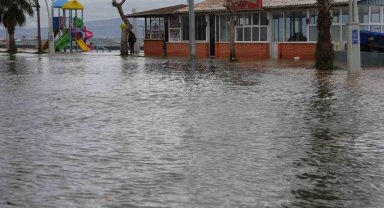 Kocaeli'yi lodos vurdu, yollar göle döndü