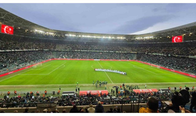 Kocaelispor ve Beşiktaş kupa maçına 'Küfüre karşıyız' pankartıyla çıktı